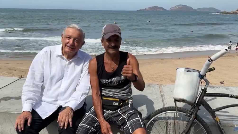 También se muestra a un López Obrador cercano con el pueblo. 