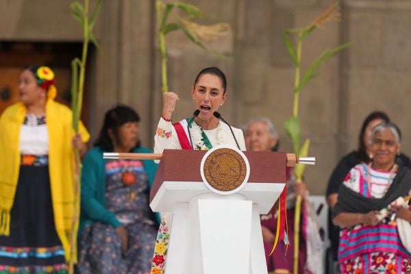 La presidenta Claudia Sheinbaum llega a un mitin en el Zócalo, la plaza principal de la Ciudad de México