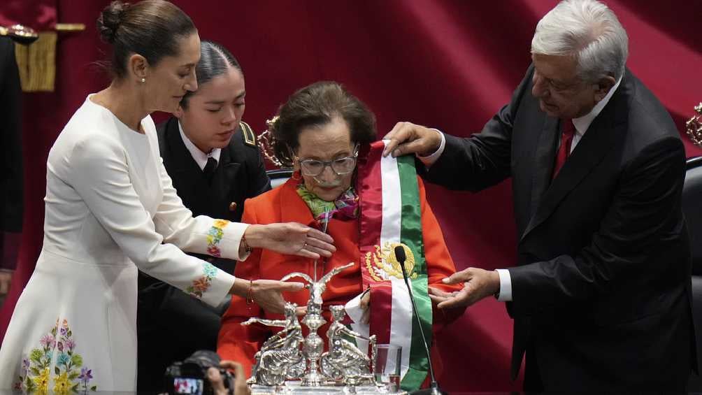 Ifigenia Martínez, presidenta de la Cámara de Diputados, fue el enlace para le entrega de la banda presidencial. 