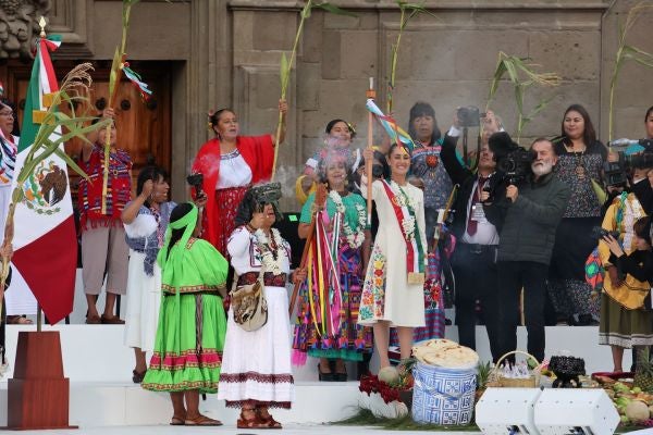 Claudia Sheinbaum junto a la comunidad indígenas en su ceremonia de toma de protesta