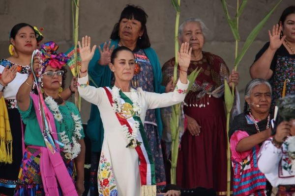 Claudia saludando a todos sus seguidores en el Zócalo CDMX