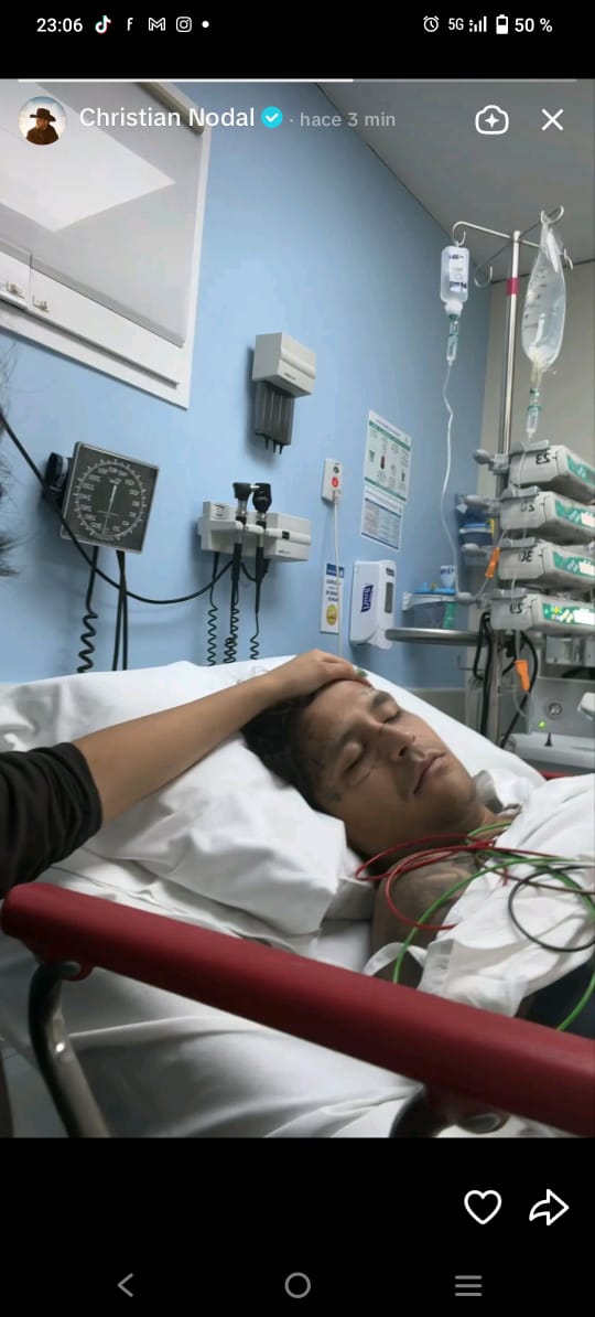 Christian Nodal acostado en una cama de hospital