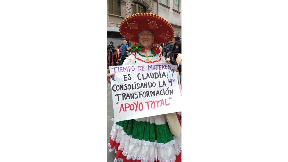 Miles de asistentes se dieron cita en el Zócalo apoyando a Claudia.