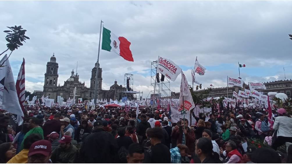 Miles de asistentes se dieron cita en el Zócalo para apoyar a la nueva presidenta de México. 