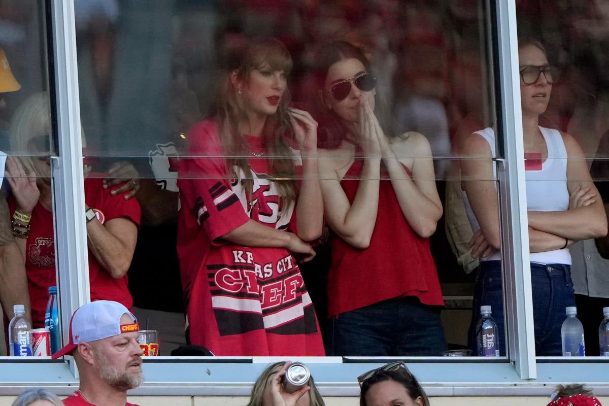 La cantante observando el juego 