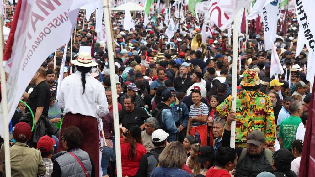 Miles y miles de personas se dieron cita en la Plaza de la Constitución. 