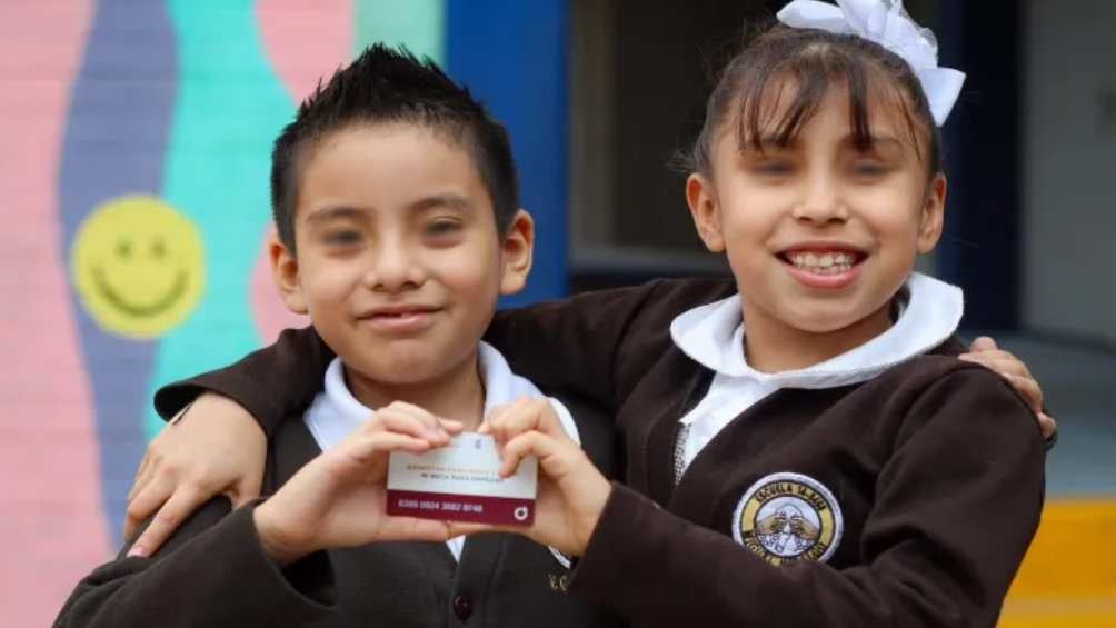 Además de los pagos mensuales, también se les da un apoyo para uniformes y útiles escolares. 