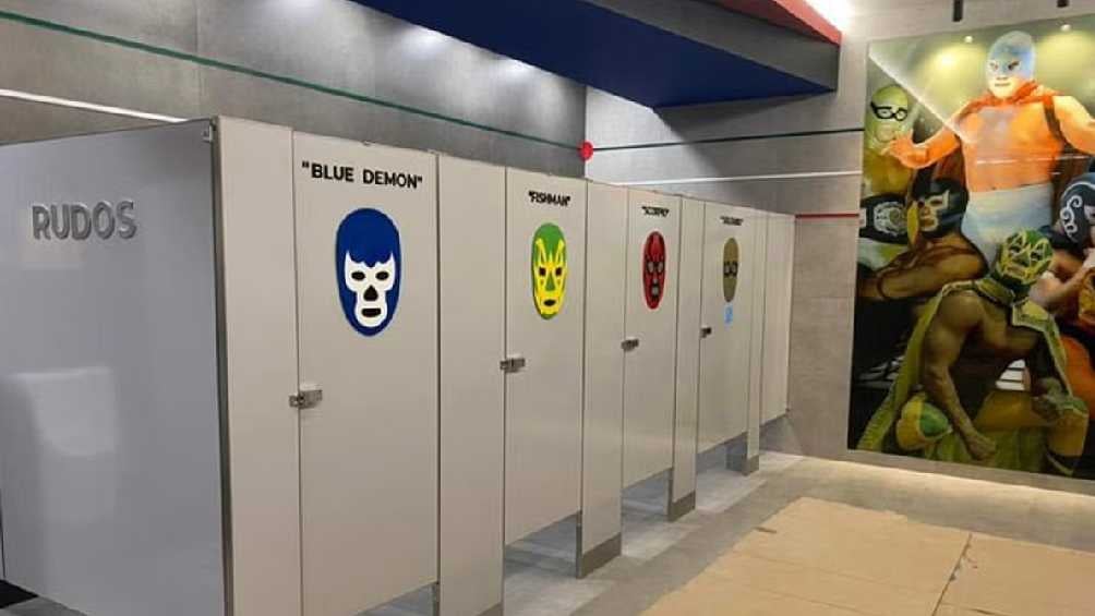 En su diseño destacan los baños con temática de lucha libre. 