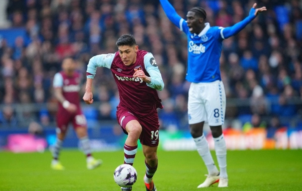 Edson Álvarez en acción contra el Everton 