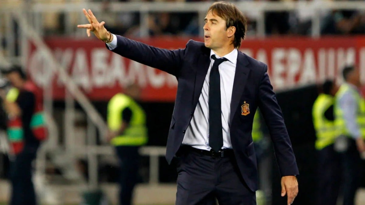 Julen Lopetegui dirigiendo un partido de la selección española