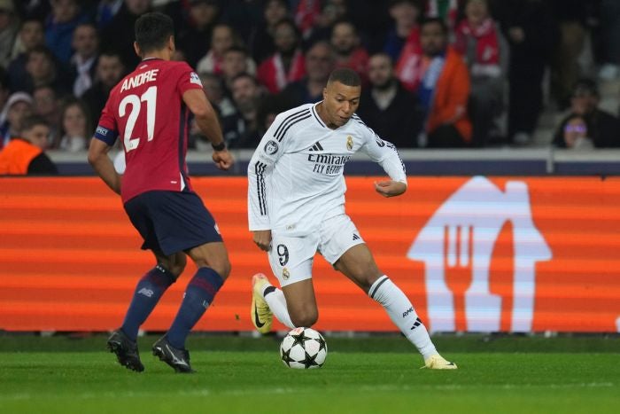 Kylian Mbappé dribla a un rival