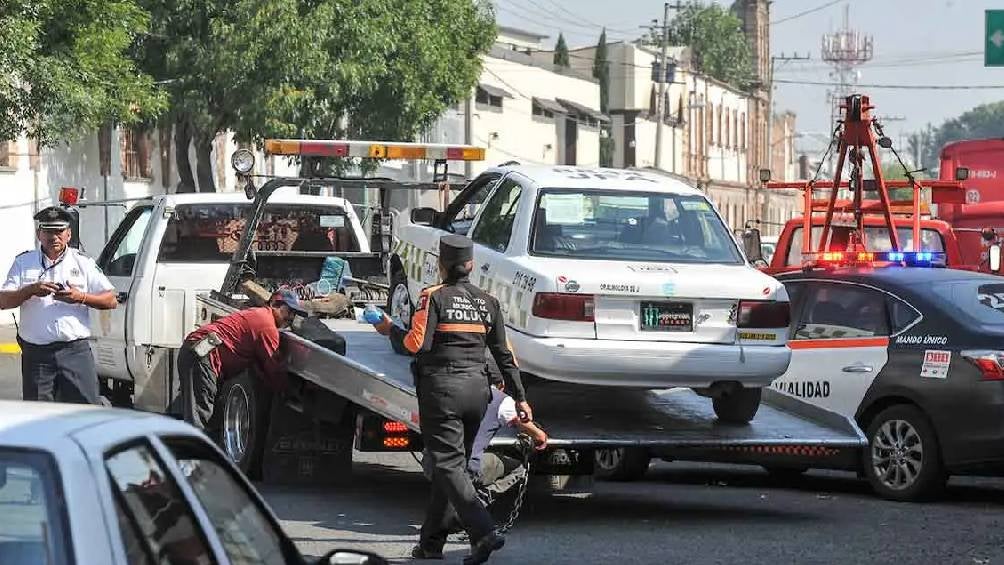 Circular con placas que no se encuentren vigentes puede ser motivo de que lleven tu carro al corralón.