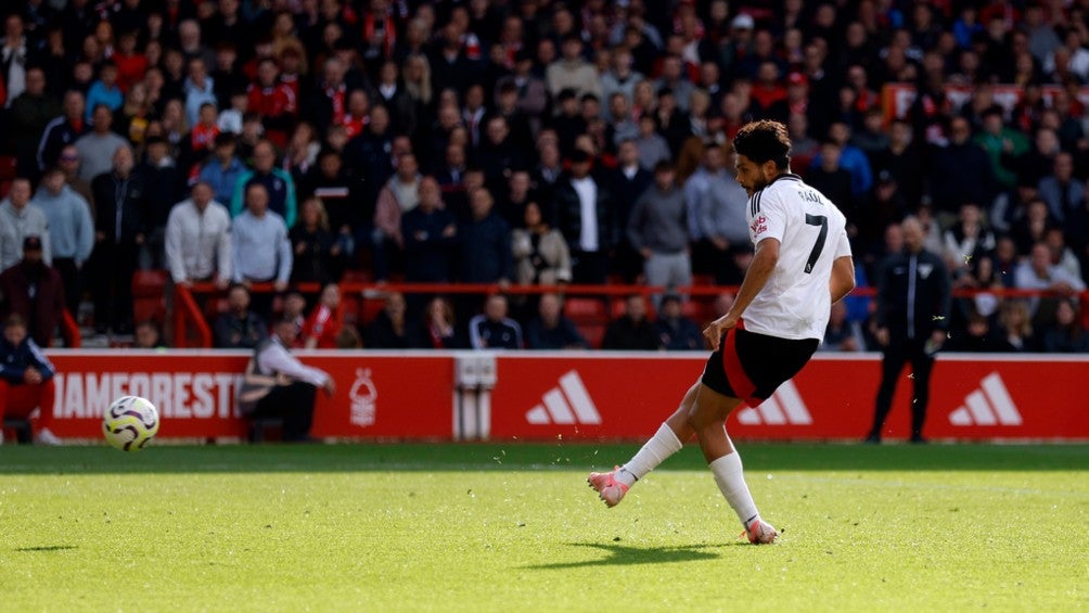 Raúl Jiménez recuperó la titularidad en Fulham