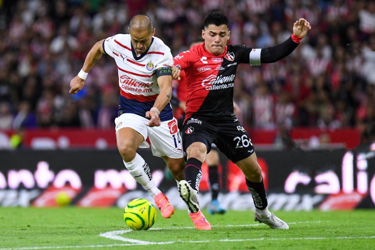 Chicharito no estará para el Clásico Tapatío 