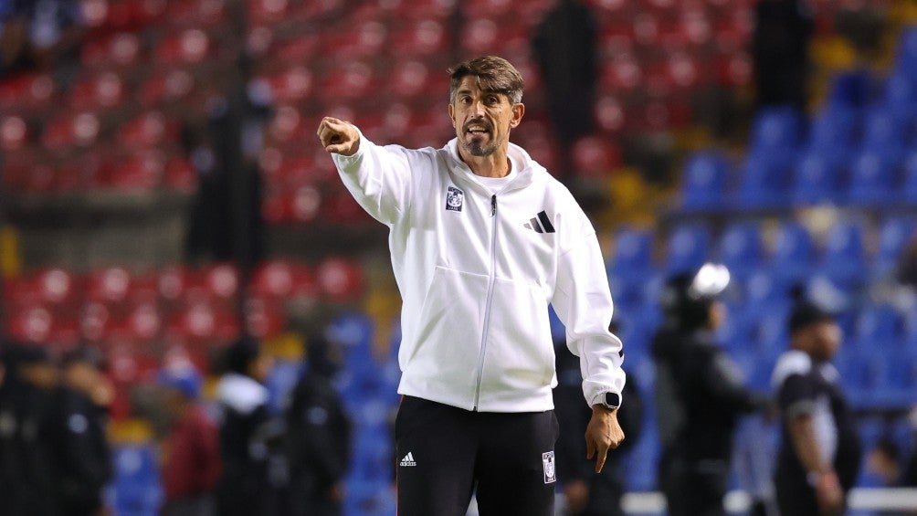 Veljko Paunovic dirigiendo a Tigres