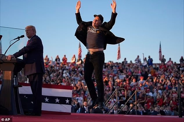 El jefe de Tesla, Elon Musk, fue visto saltando al escenario con los puños en el aire mientras se unía a Donald Trump para dirigirse a sus partidarios en el Butler Farm Show en Pensilvania.