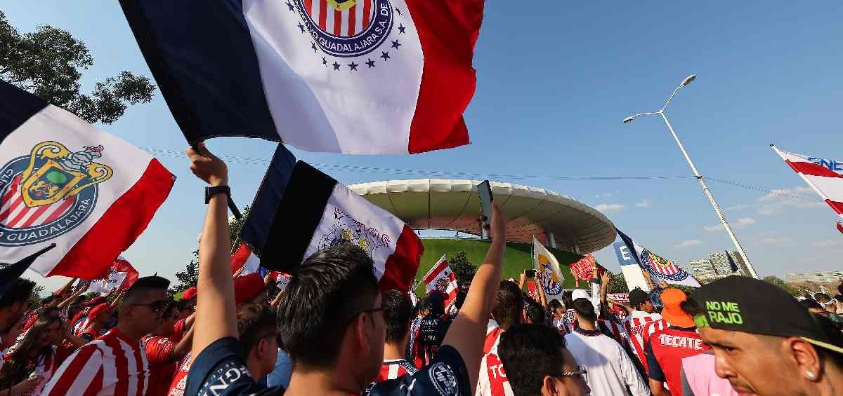 Afición de Chivas molesta con Gago