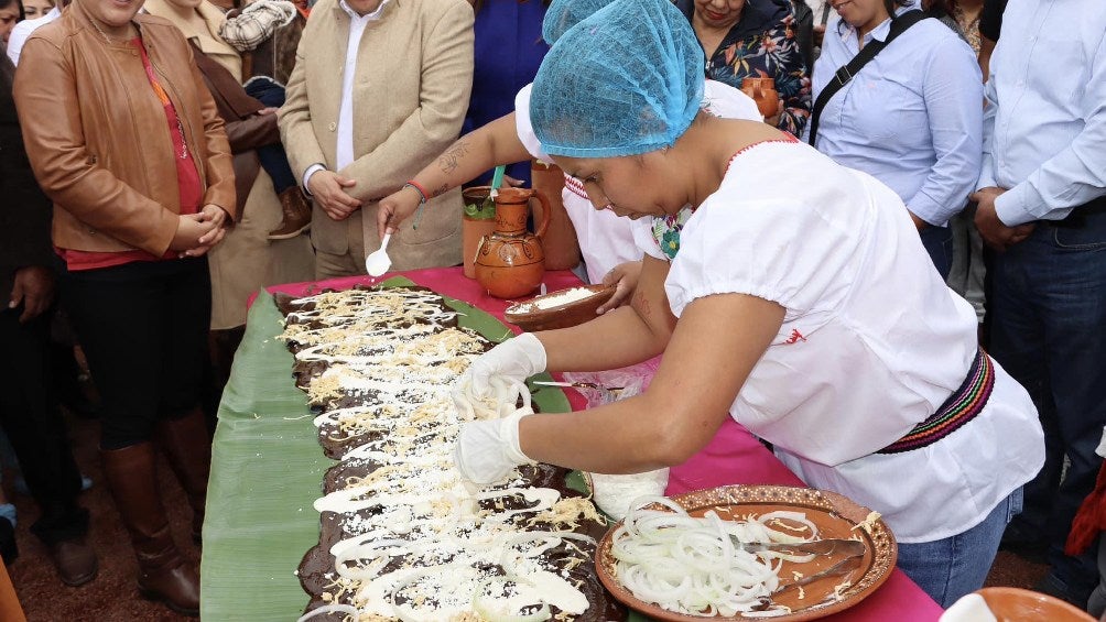 El platillo se repartió entre 2 mil 500 personas que acudieron a su preparación.