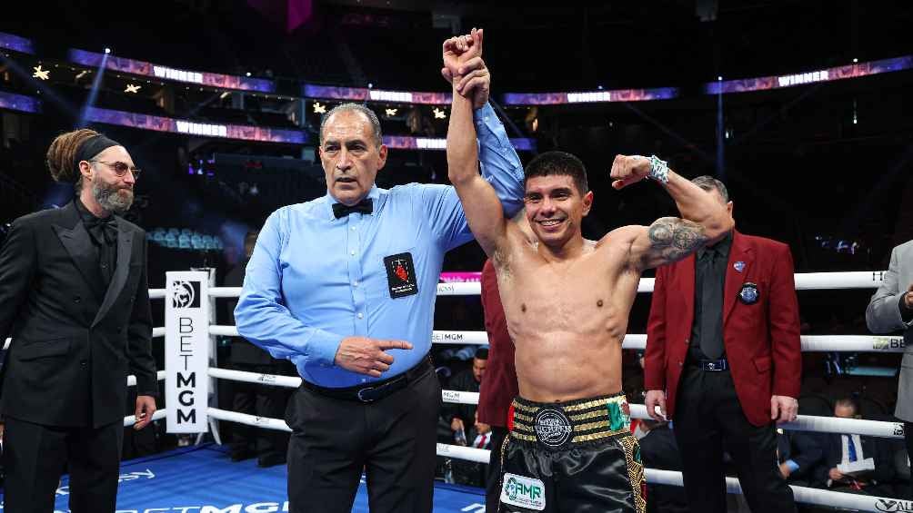 ¡Lo mandó a dormir! Joselito Velázquez ganó el título mundial plata con un KO a Andrés Campos