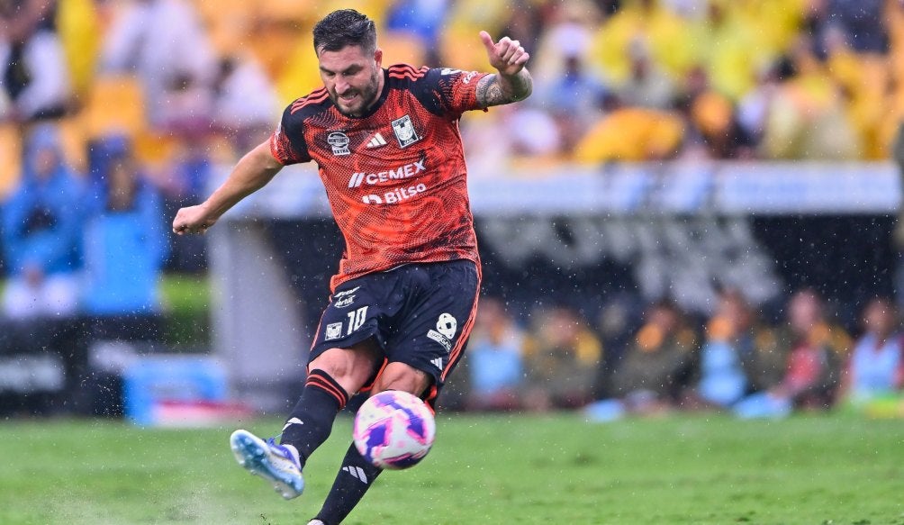 Tiro libre marcado por Gignac 