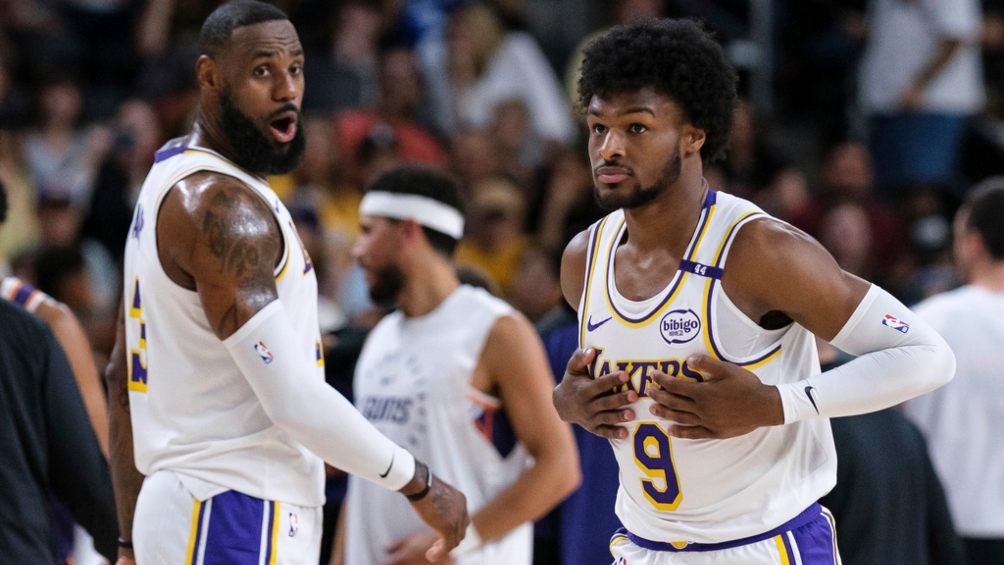 LeBron James y su hijo Bronny hacen historia tras jugar juntos en pretemporada de Lakers