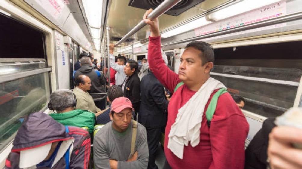 Dormir en las instalaciones del metro es una práctica común, pero está sujeta a penalizaciones.