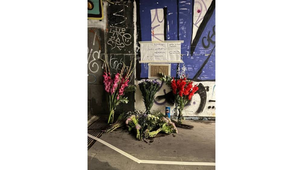 Se ha levantado una ofrenda cerca del metro en memoria de Arina. 