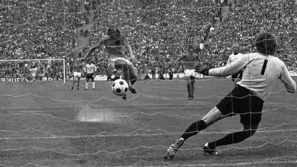 Neeskens en el primer gol ante Alemania en 1974