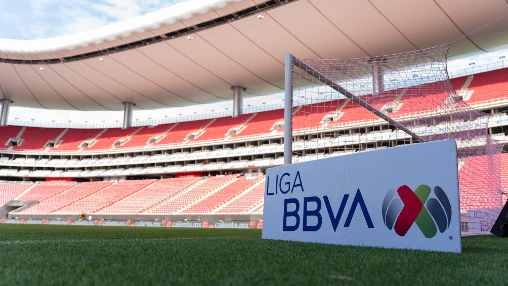 Reportan mal estado de la cancha en el Estadio Akron