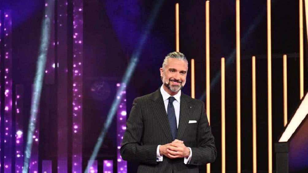 Jaime Camil anuncia que el ganador se llevaría a casa 2 millones 250 mil pesos. 