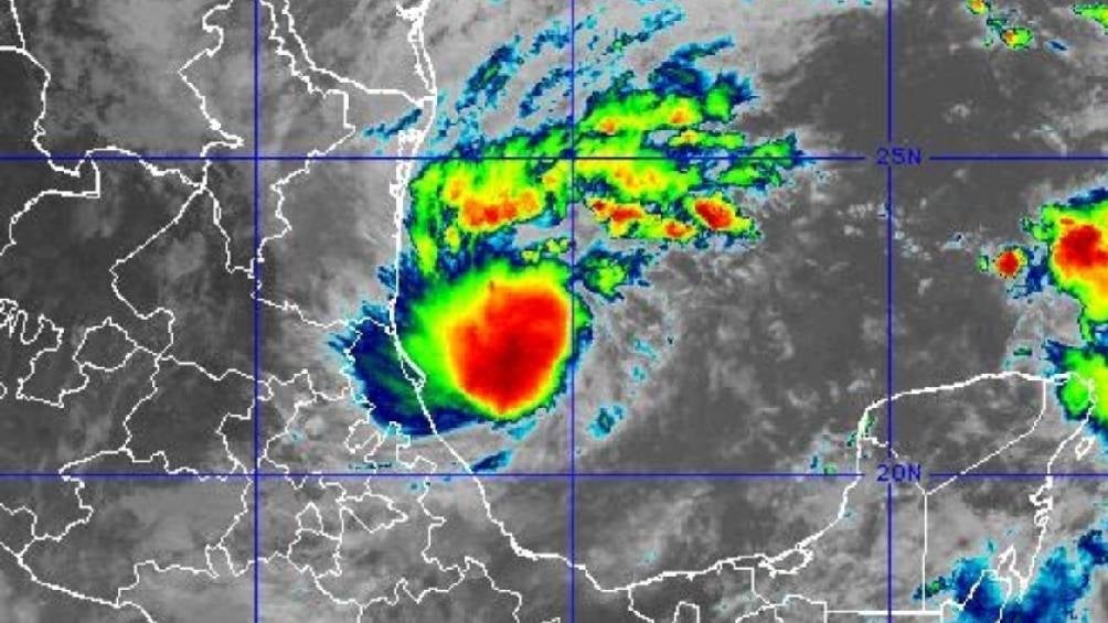  Actualmente, el huracán se localiza a 215 km al oeste-noroeste de Celestún, Yucatán