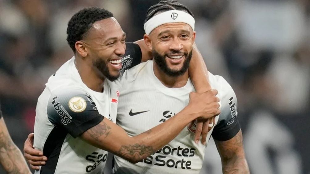 Depay ya debutó con el Corinthians