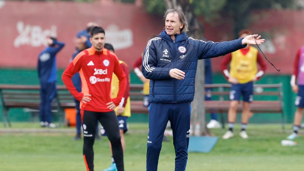 Gareca en uuna practica con Chile