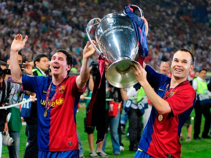 Andrés Iniesta levanta la Champions League junto a Lionel Messi