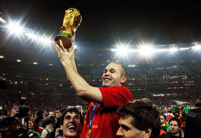 Iniesta con la Copa del Mundo de 2010