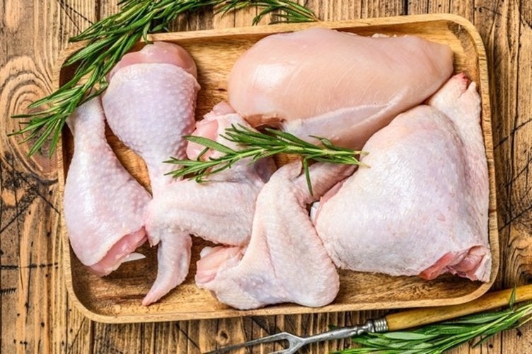 El comer pollo crudo podría afectar tu salud gravemente