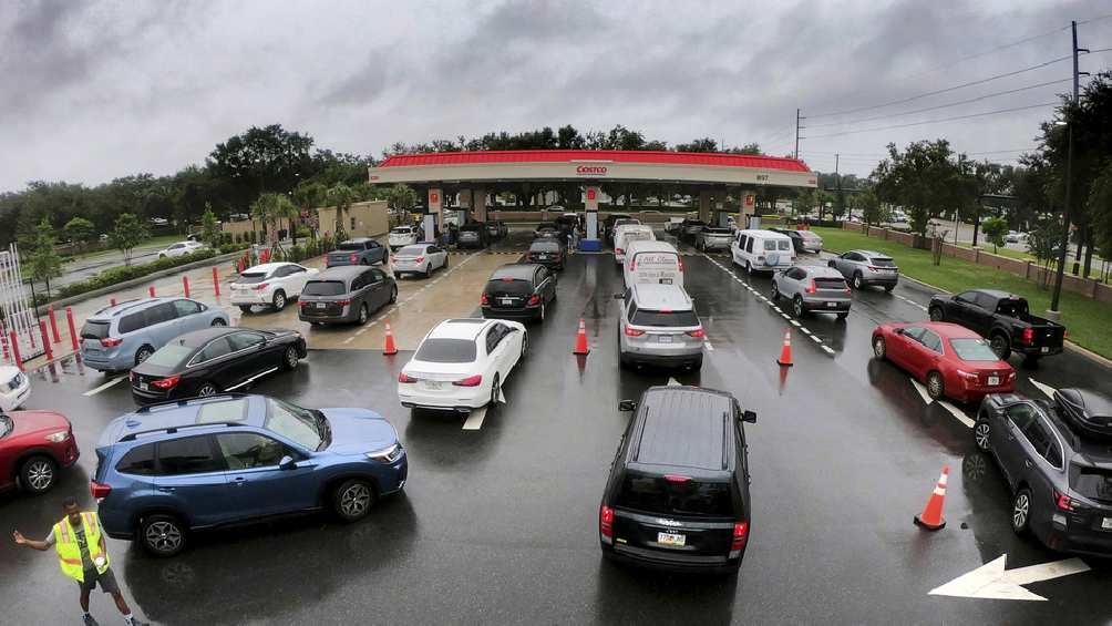 Algunas personas buscan cargar gasolina para salir de su localidad. 