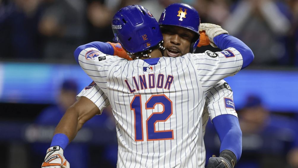 Lindor celebra el batazo de la victoria