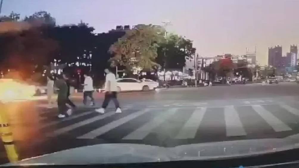 Los transeunentes que pasaban por la calle quedaron sorprendidos del momento. 