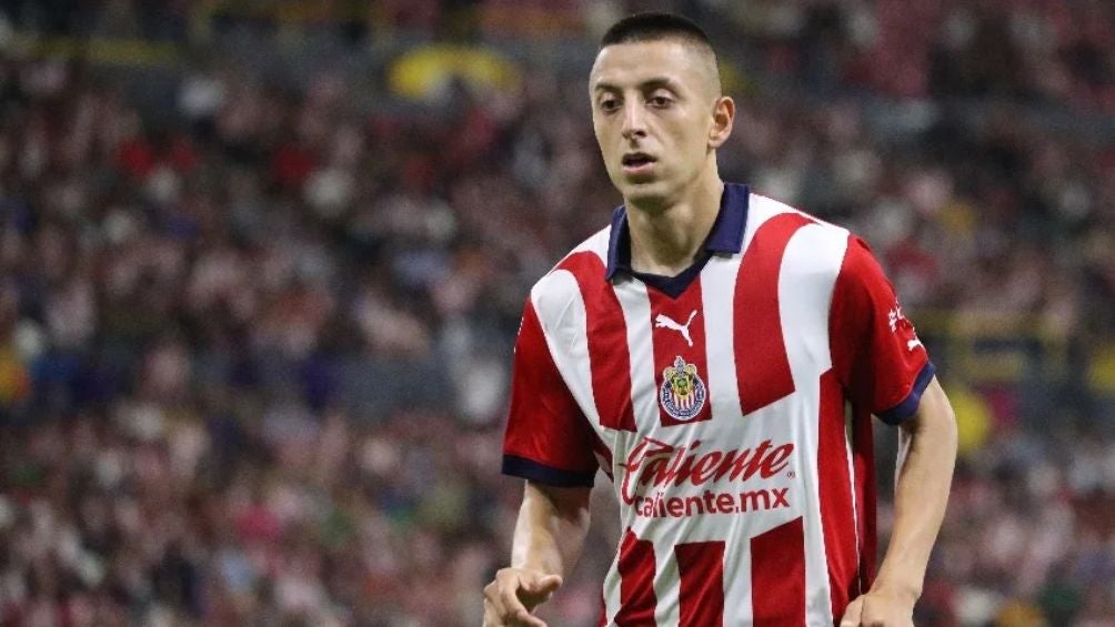 Alvarado jugando para las Chivas