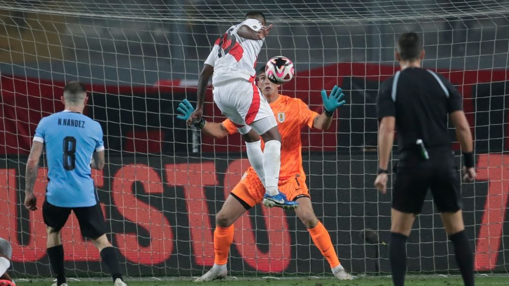 Araujo por los aires previo al gol