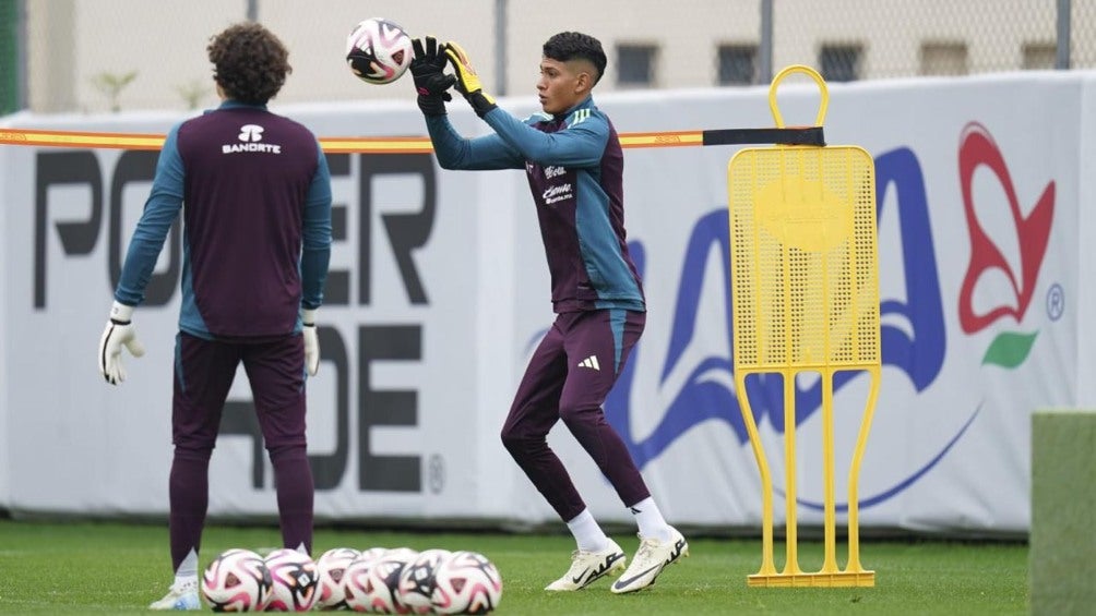 Arroyo entrenando con Guillermo Ochoa