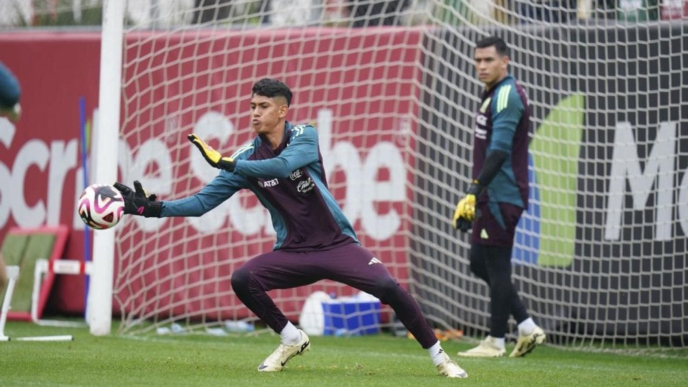 Reyli con Malagón en entrenamiento del Tri