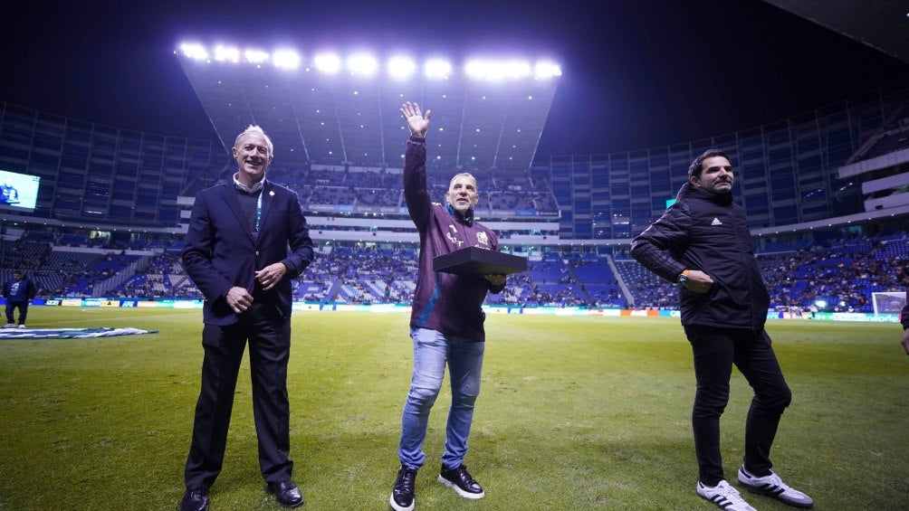 Estadio Cuauhtémoc ovacionó a Aspe