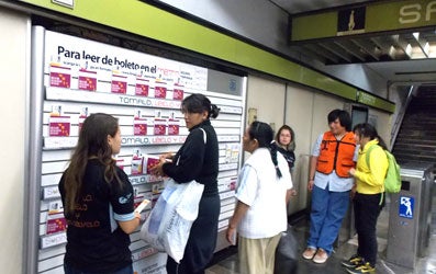 El programa permitía a los usuarios retirar un libro de los estantes ubicados en el Metro y posteriormente devolverlo.