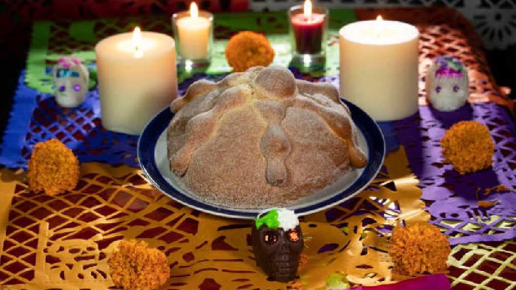 El pan de muerto es un elemento tradicional de las ofrendas de Día de Muertos. 