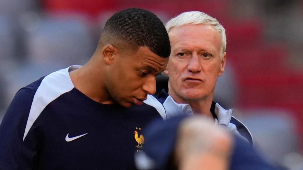 Kylian junto a Didier Deschamps