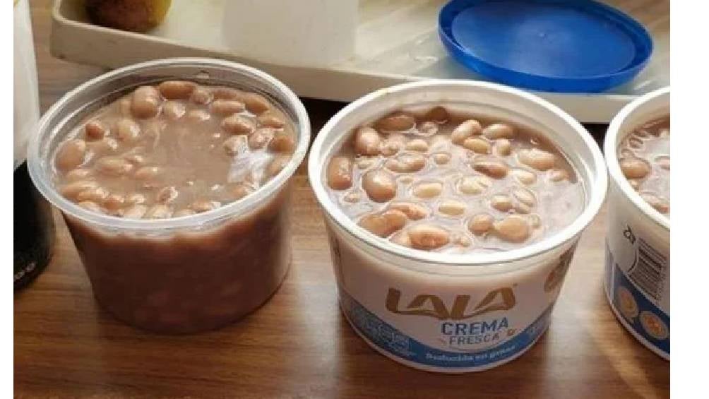 Guardar comida en envases de crema o yogurt es una práctica común en las familias mexicanas. 