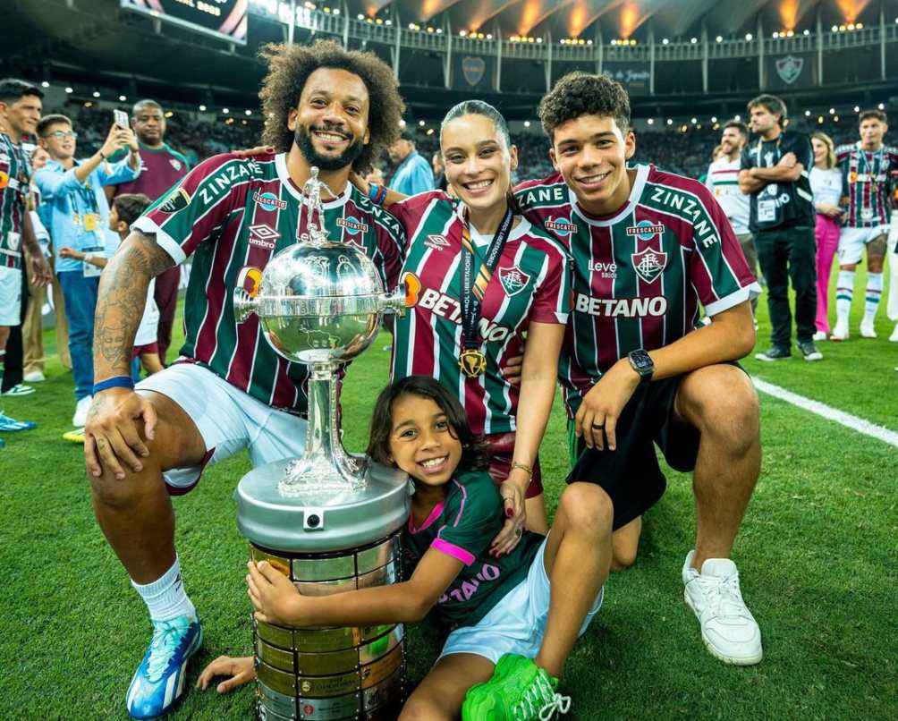 Marcelo y su familia celebrando título con Fluminense