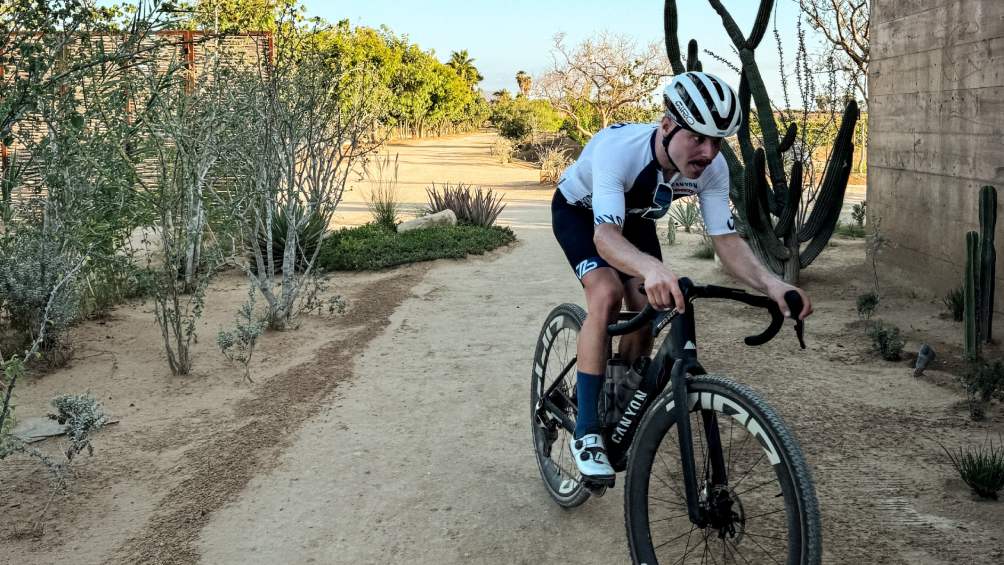 Bottas andando en bici en Baja California